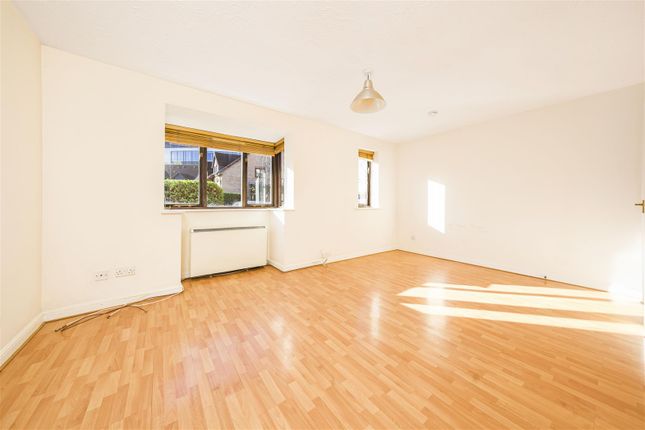 Flat for sale in Varsity Drive, Twickenham