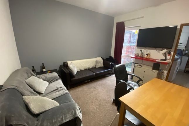 Thumbnail Shared accommodation to rent in Kimbolton Avenue, Nottingham