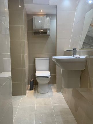 Main Bathroom.Jpg