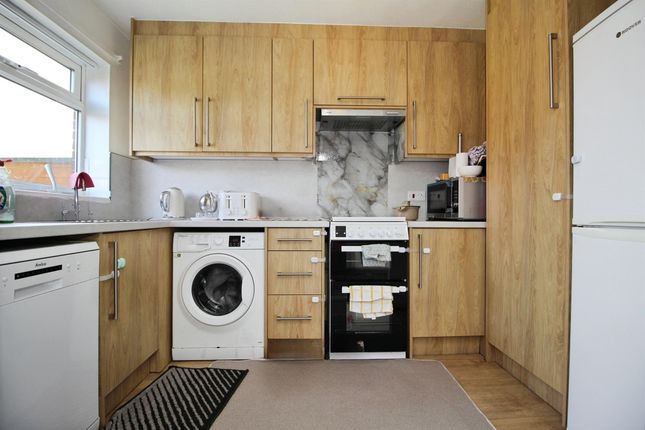 6, Livinia Grove, Leeds photo 2