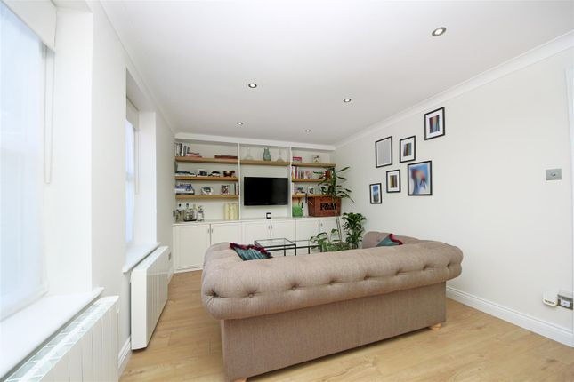 Thumbnail Flat for sale in Alfred Close, Chiswick