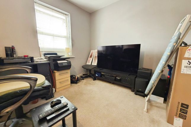 Room 4, 22 Vistula Crescent, Swindon photo 3