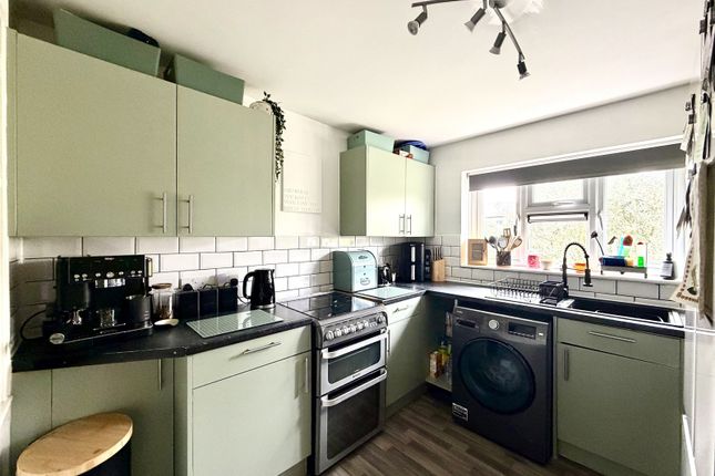 104, Frimley Road, Chessington photo 3