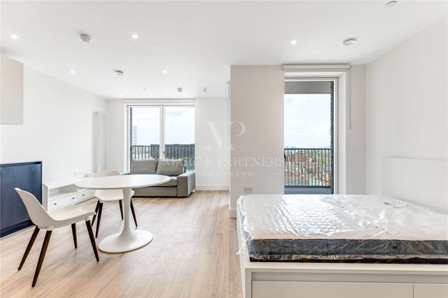 Thumbnail Studio to rent in Silverleaf Court, The Verdean, London