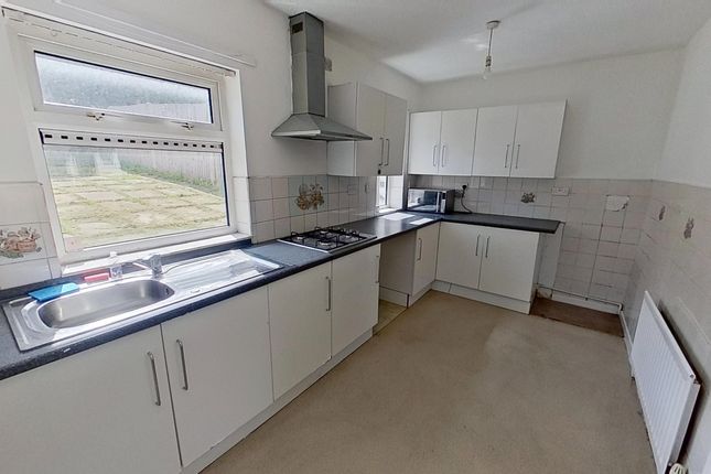 87, Lynfield Drive, Bradford photo 2