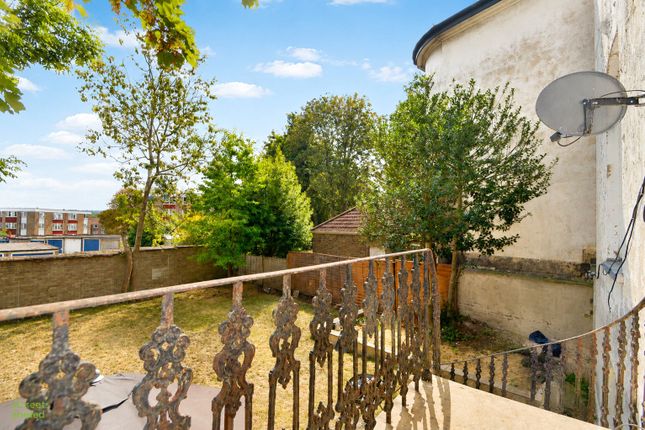 Flat 2, 14, The Waldrons, Surrey photo 4