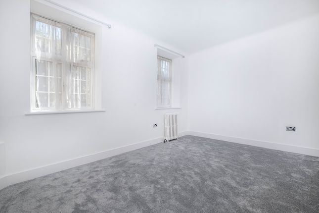 Flat 20, Wimbledon Close, The Downs, London photo 4