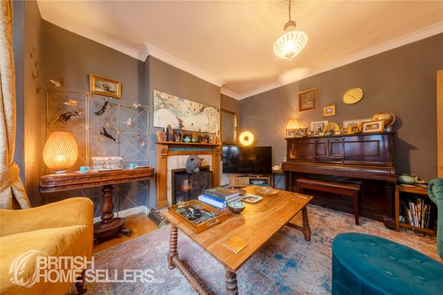 32, Grangecliffe Gardens, London photo 4