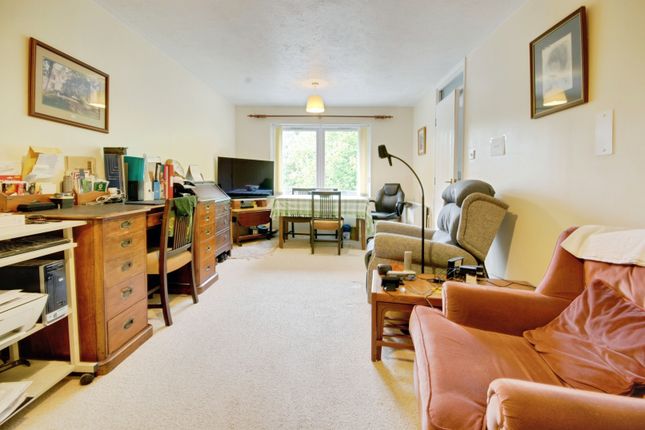 58, Beken Court, Watford photo 2