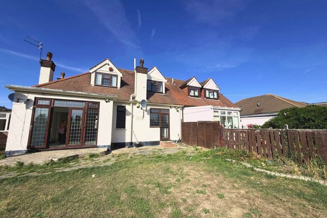 3-bed bungalow on 44, Whalebone Grove, Romford, £2,550/mo