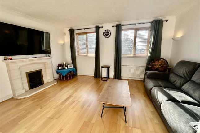 Norbury Avenue, Watford photo 3