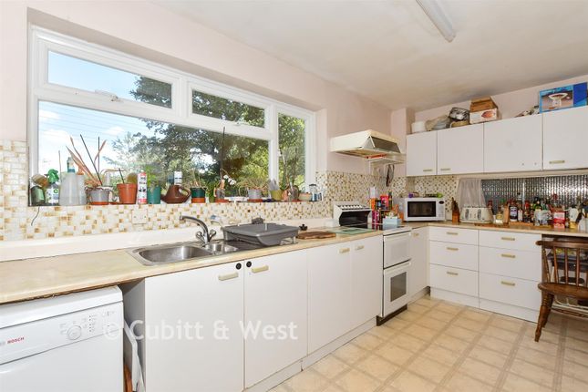2, Herons Close, Billingshurst photo 4