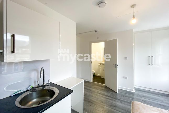 Town house for sale in Waylen Street, Reading