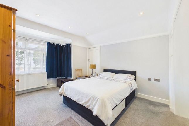 13 Porlock Avenue, Harrow photo 4