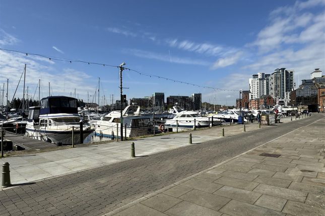 Flat for sale in The Waterfront, Neptune Square, Marina Ipswich