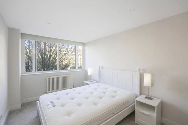 Flat for sale in The Quadrangle, London
