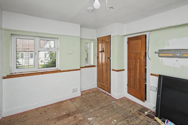 4, Wyllyotts Close, Potters Bar photo 3