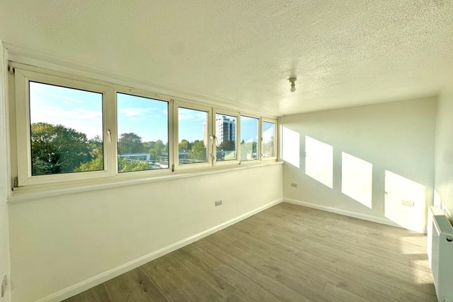 2-bed house on Rothwell House, Hounslow, £1,800/mo