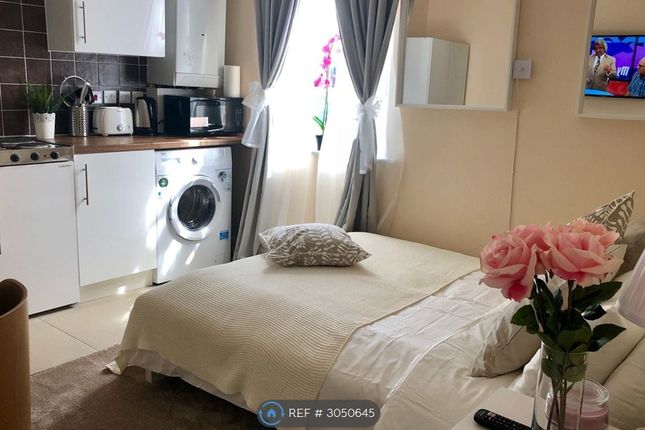 Flat, Oaklands Road, London photo 5