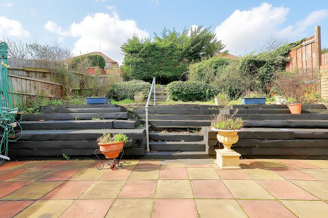 31, Downs Grove, Basildon photo 2