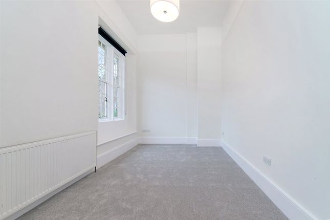 Flat to rent in Pensioners Court, 15 Charterhouse Square, London