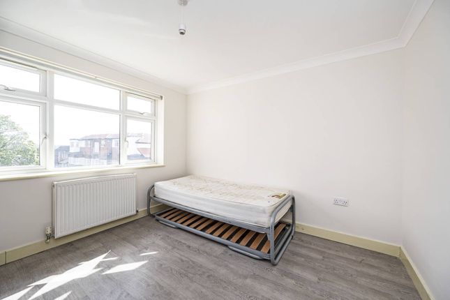Flat to rent in Brent Street, Hendon, London