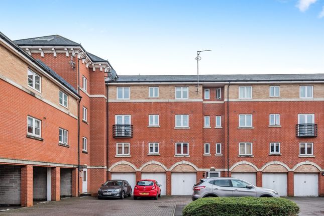 Thumbnail Flat for sale in Padstow Road, Swindon