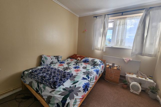 128, Crown Meadow, Slough photo 3