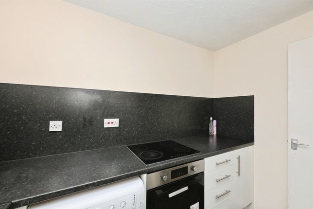 97, Dads Wood, Harlow photo 4