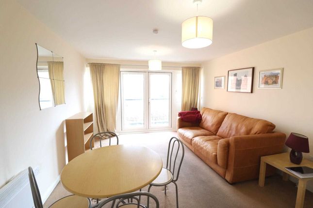 Thumbnail Flat to rent in Hawkes Close, Slough