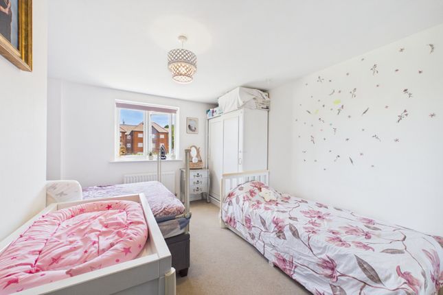 12, Potter Crescent, Wokingham photo 4