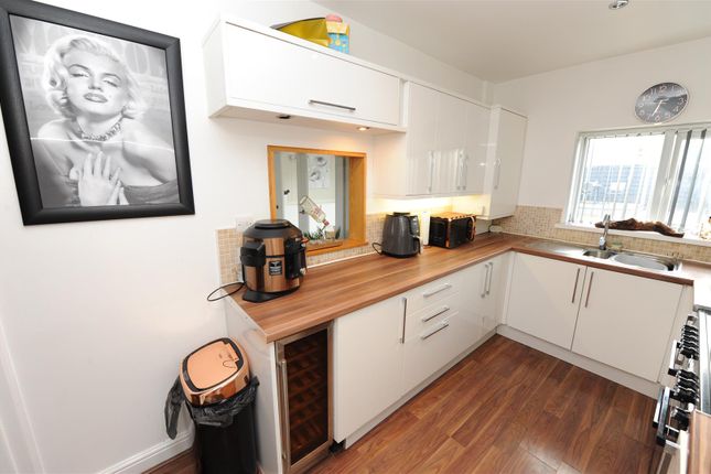 3, Plumpton Drive, Bradford photo 4