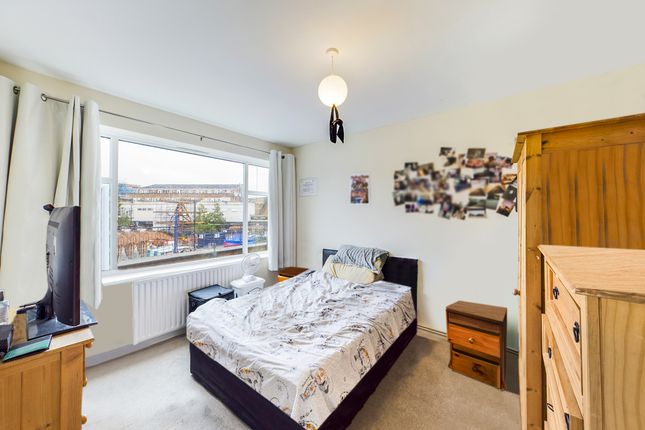 Flat to rent in Camilla Road, London