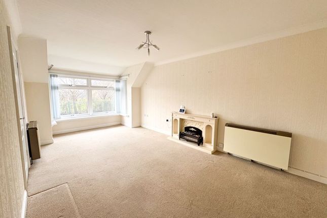 18, Queens Court, Grimsby photo 2