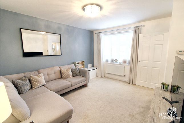 4, Lily Gardens, Berkshire photo 3