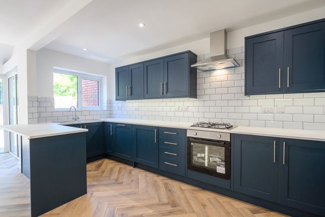 2, Alexandra Close, Walton-on-thames photo 2