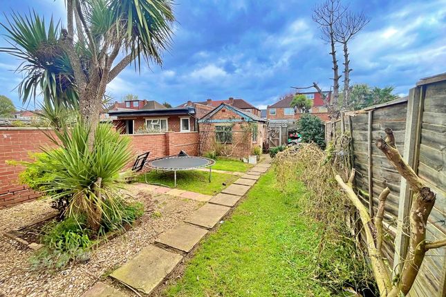 50, Thames Avenue, Greenford photo 3
