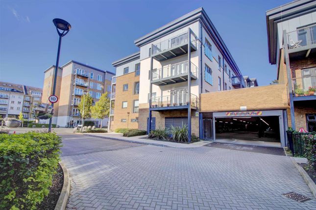 Flat to rent in Clovelly Court, Wintergreen Boulevard, West Drayton