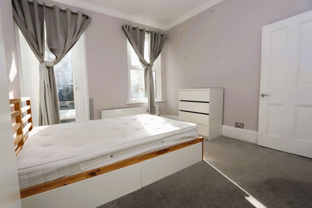 Flat to rent in Coldharbour Lane, London