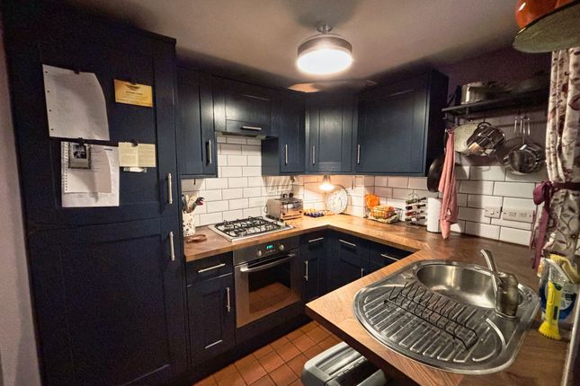 8 Station Row, Bridgend photo 3