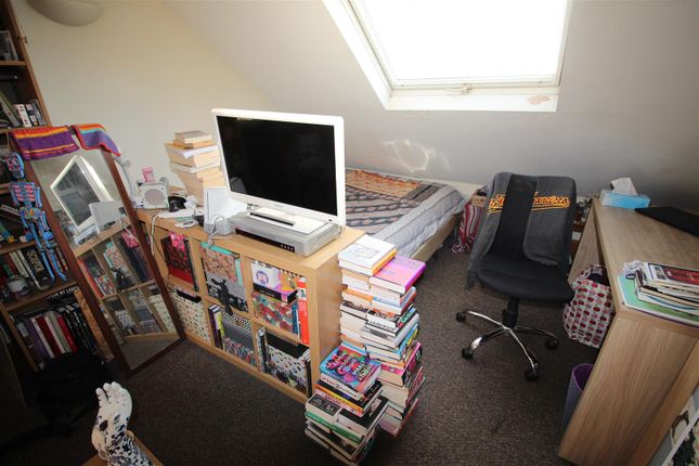 Flat 5, 54, Forest Drive West, London photo 4