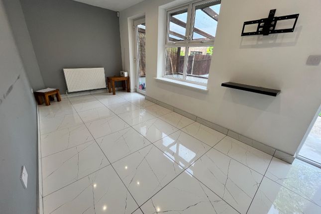 7, Evergreen Way, Luton photo 3
