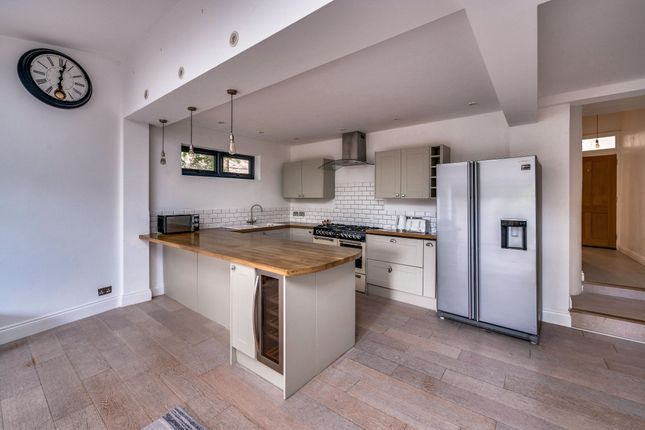 Flat 1, 464 Uxbridge Road, London photo 4