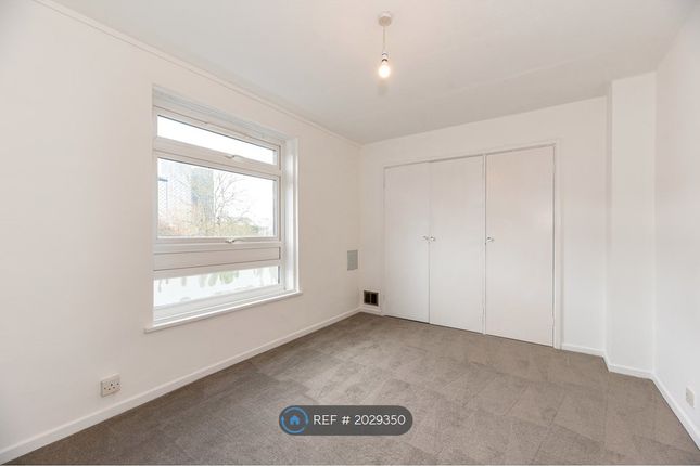 Flat to rent in Maresfield, Croydon