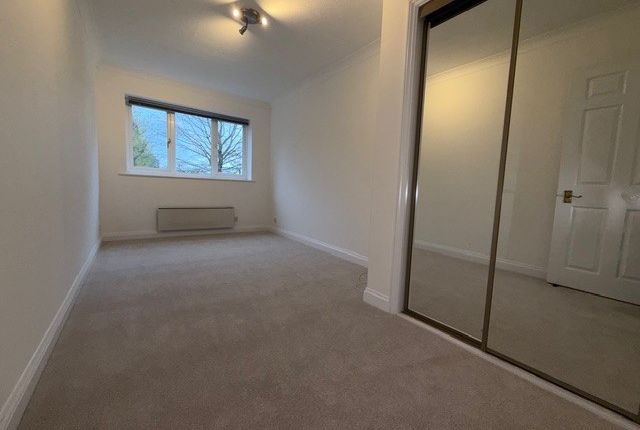 14, Farington Acres, Weybridge photo 4