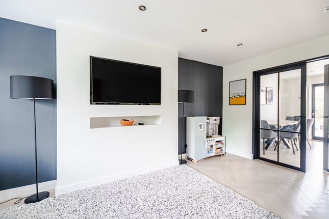 8, Hawthorne Gardens, Leeds photo 4