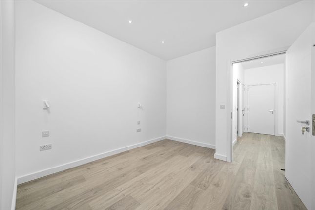 Flat to rent in Ladymead, Guildford