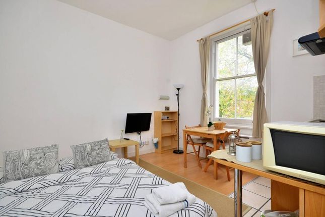 Studio flat on Flat 14, 48 Penywern Road, Earls Court, £2,080/mo