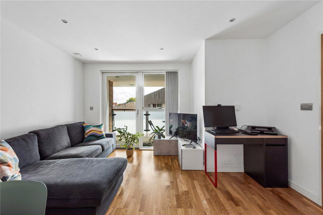 Flat 405, Giles Court, 4, Tabernacle Gardens, London photo 4