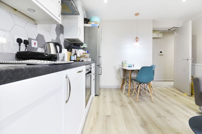Flat 10, Corner House, Crwys Road, Cardiff photo 2